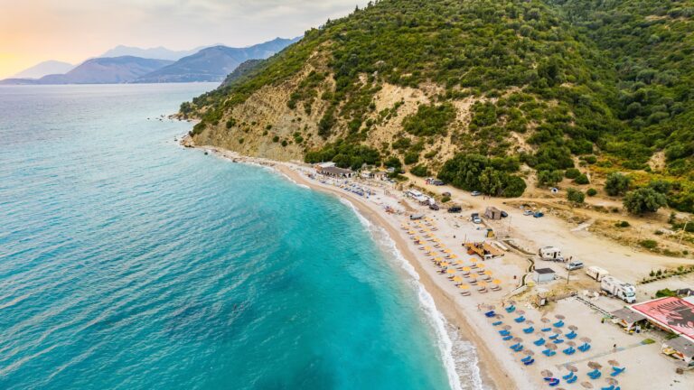 Albánia lehet a nyár nagy nyertese, egyre több magyar turista repül a tengerpartra