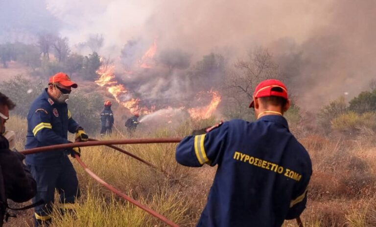 Hatalmas erdőtűz pusztít Görögországban, repülőkkel és helikopterekkel küzdenek a lángok ellen