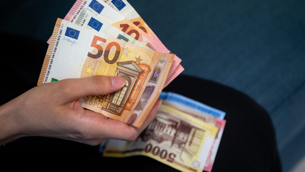 Így is lehet? – Egy pénzzel teli táskát talált egy nő, a tulajdonos nem jelentkezett, a pénz a megtalálóé lett