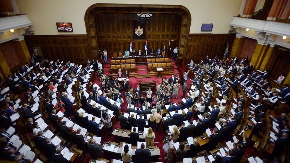 A szerb parlament elutasította a kormány elleni bizalmatlansági indítványt