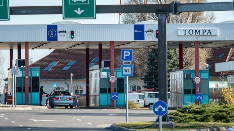 Ruhába csavart fegyvereket találtak egy szerb autóban a tompai határátkelőn