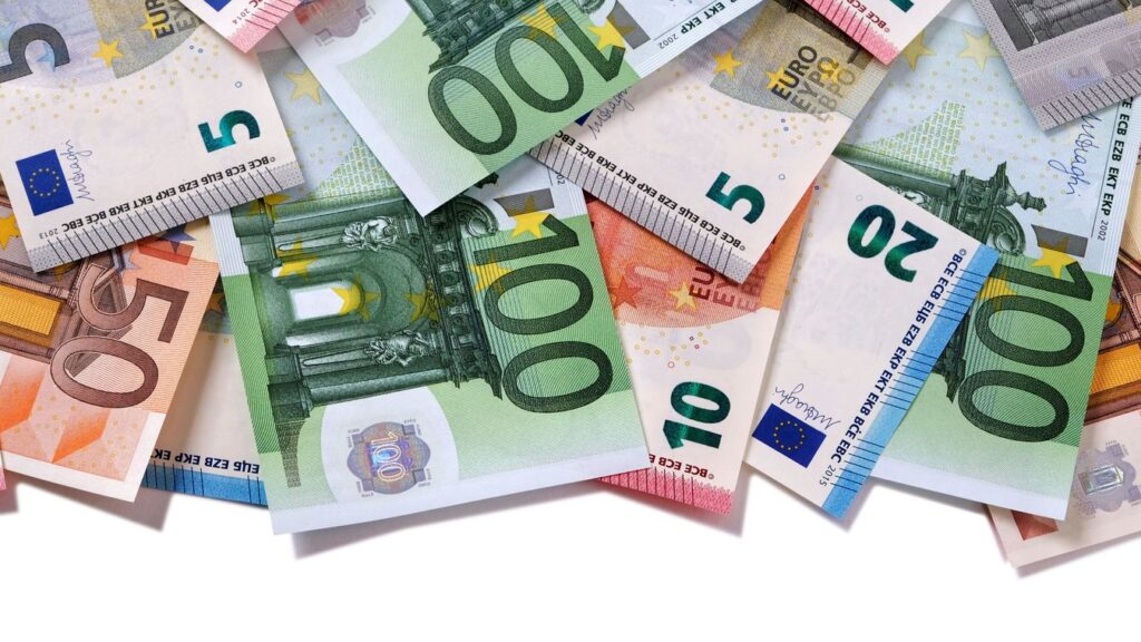 A kormány 600 euróra emelné a minimálbért