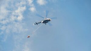 Négy helikopter 270 tonna vizet dobott le a Delibláti-homokpusztán pusztító tűzre