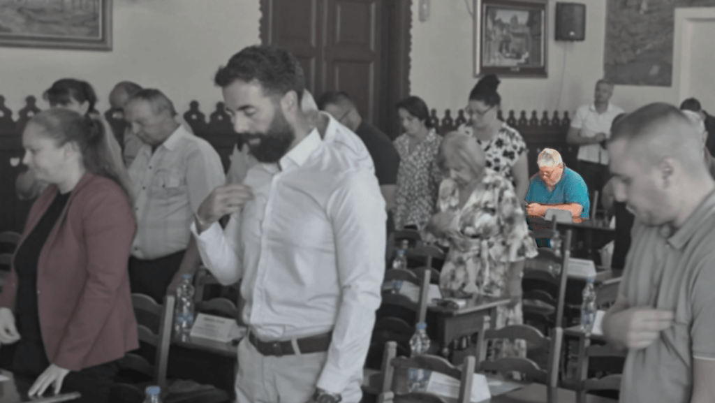 A VMSZ apatini képviselője ülve maradt a Ratko Mladić emlékére tartott megemlékezés alatt