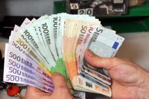 Elemzők szerint Magyarország leghamarabb 2033-ban vezetheti be az eurót