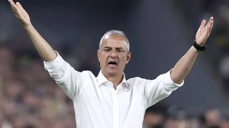 Üveggel dobták meg, lemondott, majd eltűnt a Fenerbahce edzője