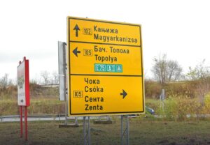 Újabb vajdasági utakon jelennek meg a magyar nyelvű útirányjelző táblák