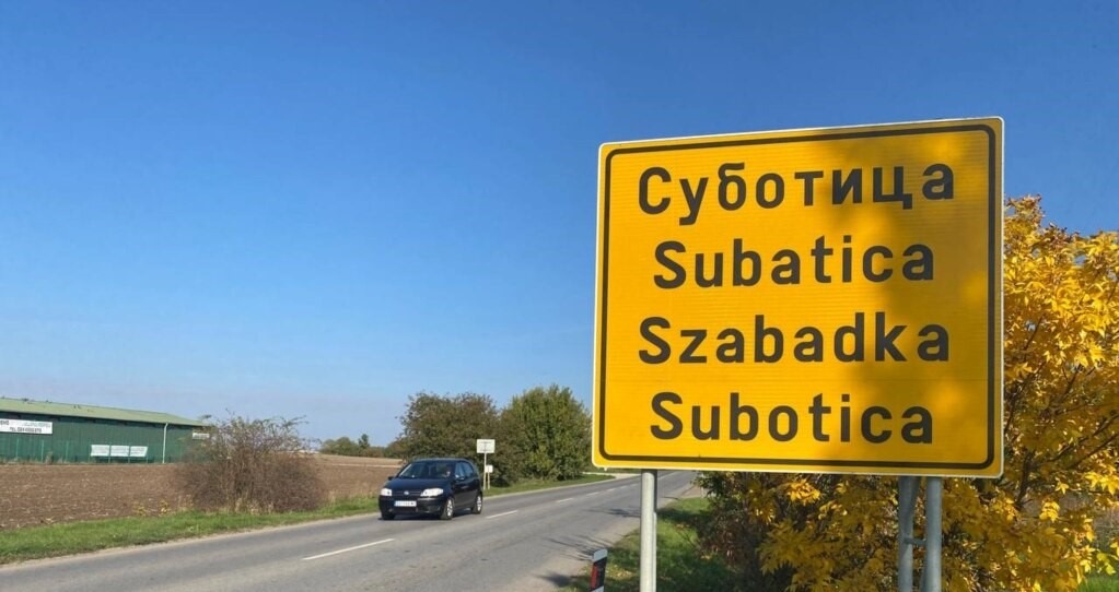 Szabadkán is megjelentek az első kétnyelvű útirányjelző táblák