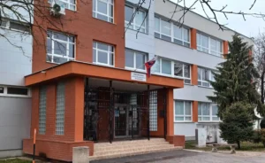 Közel száz magyar iskola zárhat be Szlovákiában, Vajdaságban jelenleg három diákkal is működhet magyar osztály